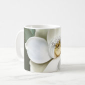Weißes Magnolia Grüner Hintergrund Kaffeetasse (Vorderseite Links)
