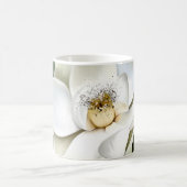 Weißes Magnolia Grüner Hintergrund Kaffeetasse (Mittel)