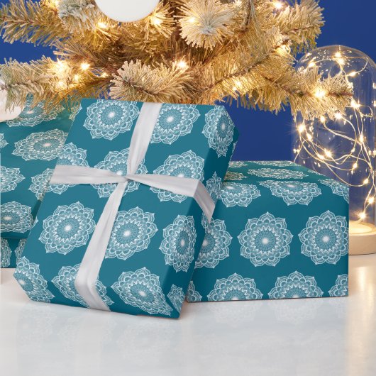 Weisses Mandala auf blauem Hintergrund Geschenkpapier (Feiertage)