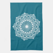 Weißes Mandala auf blauem Hintergrund Geschirrtuch (Vertikal)