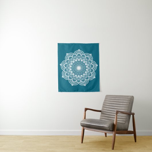 Weißes Mandala auf blauem Hintergrund Klein Wandteppich (Beispiel)