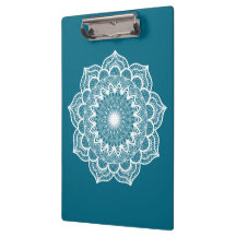 Weisses Mandala auf blauem Hintergrund