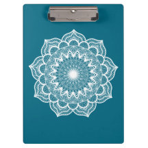 Weisses Mandala auf blauem Hintergrund