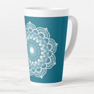 Weißes Mandala auf blauem Hintergrund Milchtasse