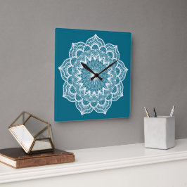 Weißes Mandala auf blauem Hintergrund Quadratische Wanduhr
