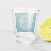 Weisses Mandala auf blauem Hintergrund Schnapsglas (Rückseite)