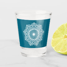 Weisses Mandala auf blauem Hintergrund