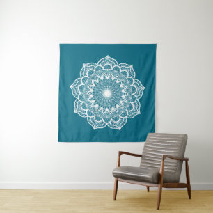 Weisses Mandala auf blauem Hintergrund Wandteppich