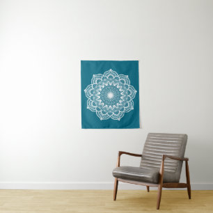 Weisses Mandala auf blauem Hintergrund Wandteppich