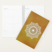 Weißes Mandala auf goldenem Hintergrund Planer (Anzeige)