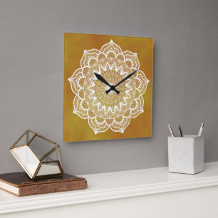 Weißes Mandala auf goldenem Hintergrund Quadratische Wanduhr