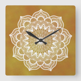 Weißes Mandala auf goldenem Hintergrund Quadratische Wanduhr