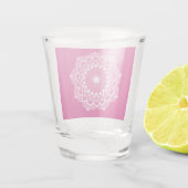 Weisses Mandala auf rosa Hintergrund Schnapsglas (Rückseite)