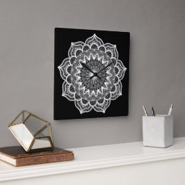 Weißes Mandala auf schwarzem Hintergrund Quadratische Wanduhr