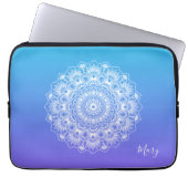 Weißes Mandala, lila und blaues Ober-Monogramm Laptopschutzhülle (Vorderseite)