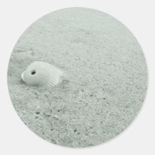 Weißes Meer am weißen Sandstrand Runder Aufkleber