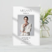 Weißes, modernes Foto Geburtstag Einladung (Stehend Vorderseite)