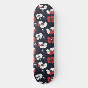 Weißes Mohnmuster mit roten und blauen Akzenten Skateboard