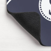 Weißes Monogramm mit blauem und weißem Streifen Mousepad (Ecke)