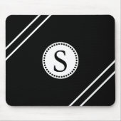 Weißes Monogramm mit Schwarz-Weiß-Streifen Mousepad (Vorne)