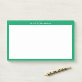 Weißes Monogramm oder Name an der grünen Grenze de Post-it Klebezettel (Auf Schreibtisch)