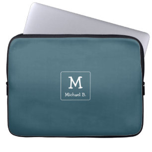 Weißes Monogramm und Name auf blau Laptopschutzhülle