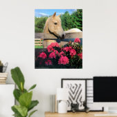 Weißes Morgan Arabianisches Wildpferd mit Blume Poster (Heimbüro)