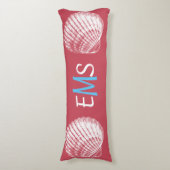 Weißes Muscheln-Monogramm-Körper-Kissen Seitenschläferkissen (Vorderseite Vertikal)