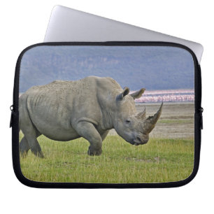 Weißes Nashorn und entfernte Zwergflamingos, Laptopschutzhülle