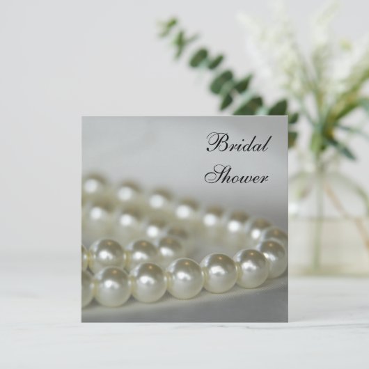 Weißes Perlen-Brautparty Einladung (Stehend Vorderseite)