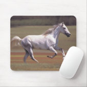 Weißes Pferd auf dem Feld Mousepad (Mit Mouse)