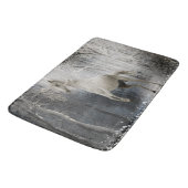 Weißes Pferd auf rustikalen Holzstruktur im schnee Badematte (Schrägansicht)