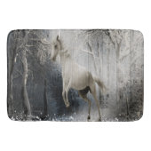Weißes Pferd auf rustikalen Holzstruktur im schnee Badematte (Vorderseite)