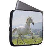 Weißes Pferd auf Wiese Laptopschutzhülle (Vorne Rechts)