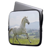 Weißes Pferd auf Wiese Laptopschutzhülle (Vorderseite Links)