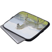 Weißes Pferd auf Wiese Laptopschutzhülle (Vorne Knopf)