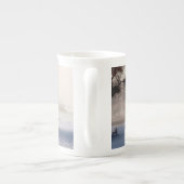 Weißes Pferd, das durch den Winter-Schnee Porzellantasse (Rückseite)