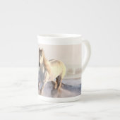 Weißes Pferd, das durch den Winter-Schnee Porzellantasse (Vorderseite Rechts)
