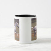 Weißes Pferd, das in Feld läuft Tasse (Zentrum)