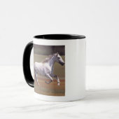 Weißes Pferd, das in Feld läuft Tasse (Vorderseite Links)