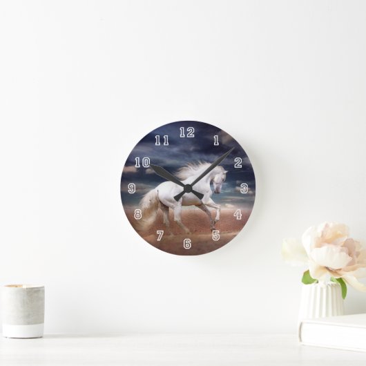 Weißes Pferd, das ringsum Wanduhr läuft (Zuhause)