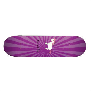 Weißes Pferd des rosa Haares mit lila Skateboard