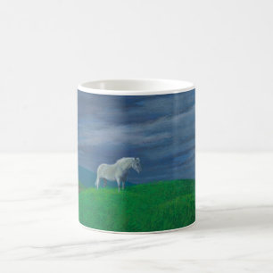Weißes Pferd erwartet bevorstehenden Sturm Kaffeetasse