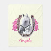 Weißes Pferd Gerahmt von Hufeisen Fleecedecke (Vorderseite)