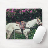 Weißes Pferd im Garten Mousepad (Mit Mouse)