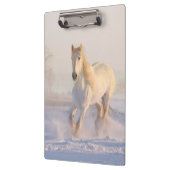 weißes Pferd im Schnee Klemmbrett (Links)