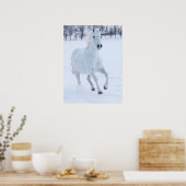 Weißes Pferd im Schnee laufen Poster (Küche)