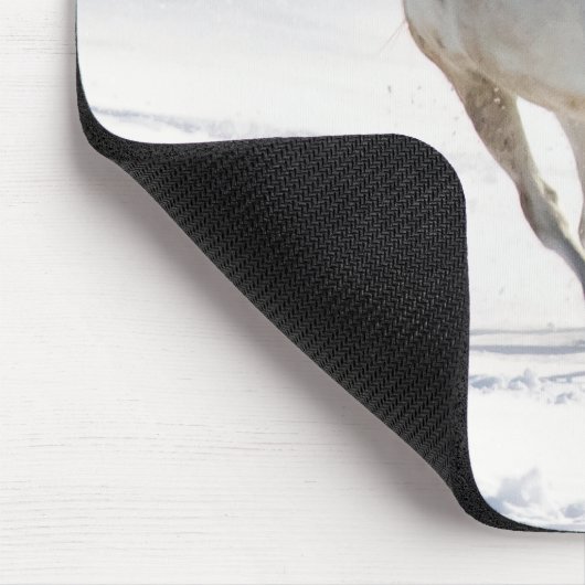 Weißes Pferd im Schnee Mousepad (Ecke)