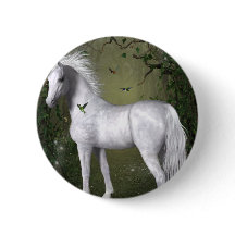 Weißes Pferd im Wald mit Vögeln