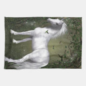 Weißes Pferd im Wald mit Vögeln Geschirrtuch (Horizontal)